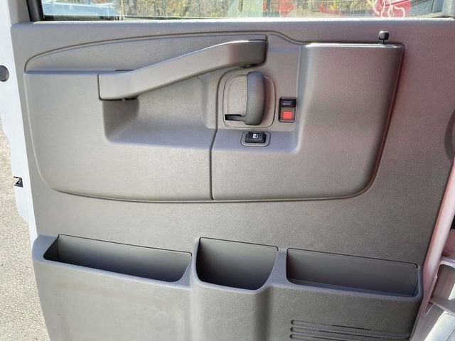 2025 Chevrolet Express Passenger 1LT